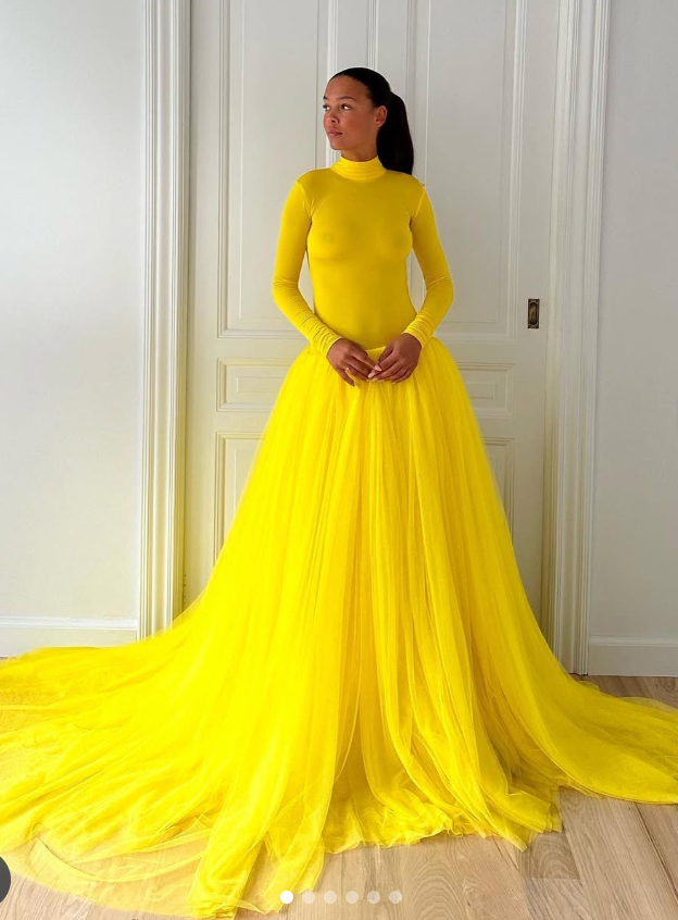 133. Søren Le Schmidt - “Iconic” Gul smuk gulvlang couture kjole med tyl og lange ærmer
