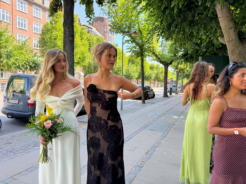 Kjoleprøvning for brudens veninder