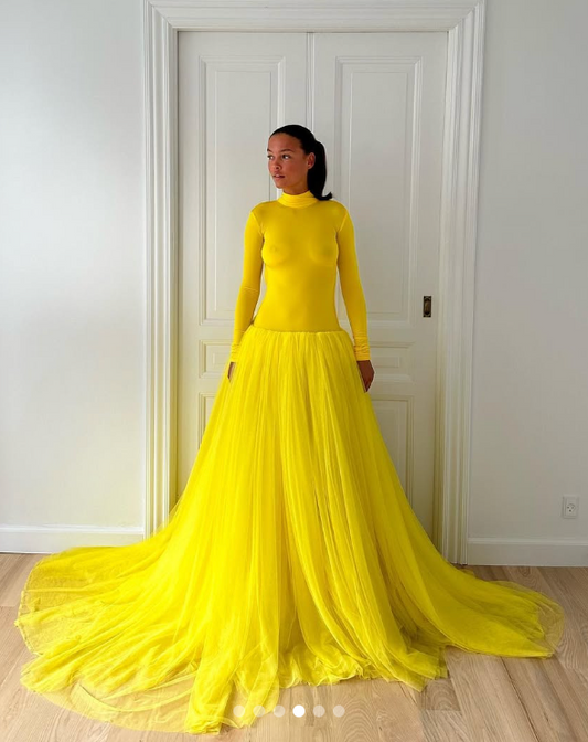 133. Søren Le Schmidt - “Iconic” Gul smuk gulvlang couture kjole med tyl og lange ærmer